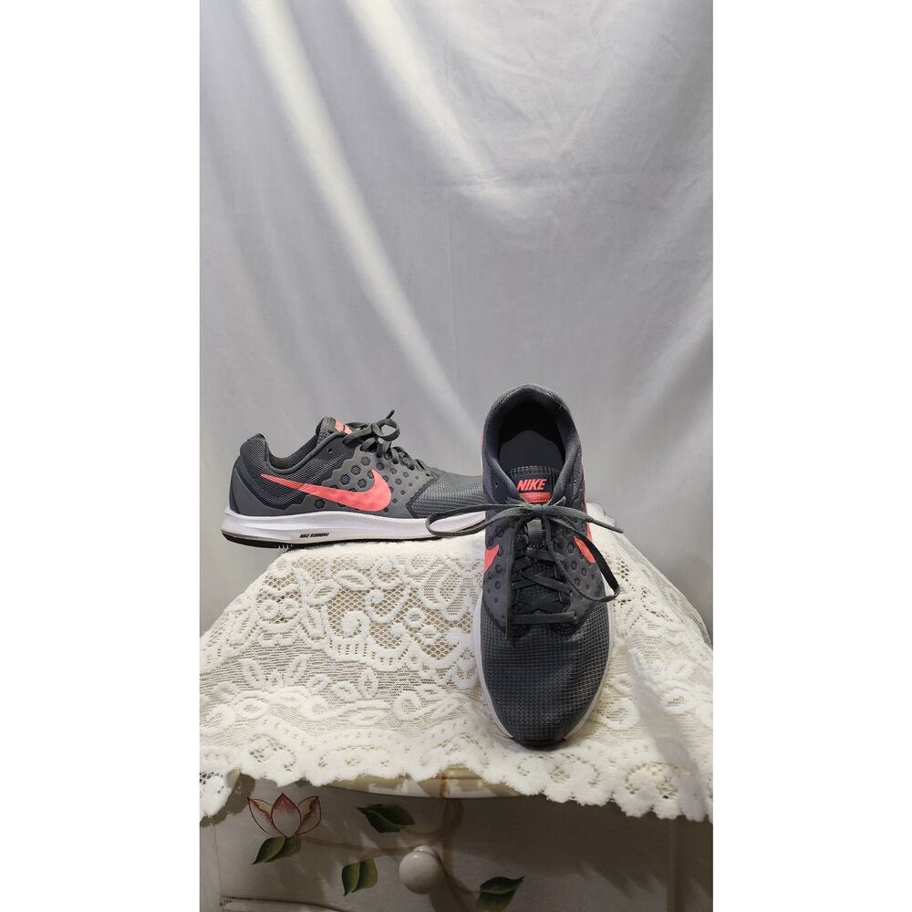 Women's EUC Nike Athletic Shoes Size 8